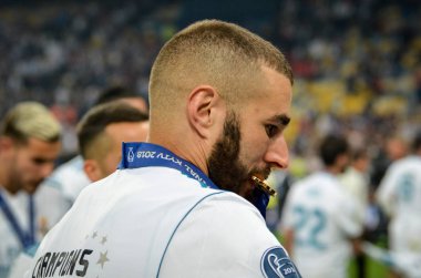 Kiev, Ukrayna - 26 Mayıs 2018: Karim Karim Benzema dişlerini altın madalya ile Uefa Şampiyonlar Ligi 2018 Ukrayna Kiev maçında son zaferi kutlamak