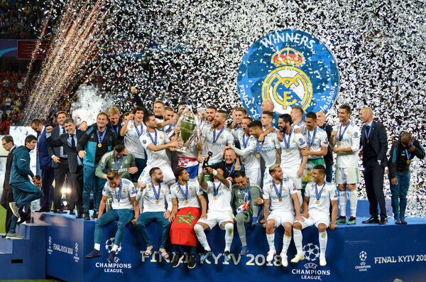 КИЕВ, УКРАИНА - 26 мая 2018 года: Футболисты "Реала" празднуют победу в финале Лиги чемпионов УЕФА 2018 в Киеве матча между "Реалом" и "Ливерпулем", Украина
