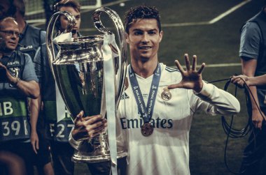 Kiev, Ukrayna - 26 Mayıs 2018: Cristiano Ronaldo onun el beş kazanılan Şampiyonlar Ligi Kupası Kiev, Ukrayna parmak gösterir