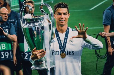 Kiev, Ukrayna - 26 Mayıs 2018: Cristiano Ronaldo onun el beş kazanılan Şampiyonlar Ligi Kupası Kiev, Ukrayna parmak gösterir