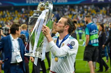 Kiev, Ukrayna - 26 Mayıs 2018: Gareth Bale öpücük Kupası, Uefa Şampiyonlar Ligi 2018 Kiev, Ukrayna