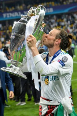 Kiev, Ukrayna - 26 Mayıs 2018: Gareth Bale öpücük Kupası, Uefa Şampiyonlar Ligi 2018 Kiev, Ukrayna