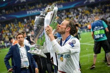 Kiev, Ukrayna - 26 Mayıs 2018: Gareth Bale öpücük Kupası, Uefa Şampiyonlar Ligi 2018 Kiev, Ukrayna