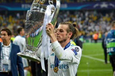 Kiev, Ukrayna - 26 Mayıs 2018: Gareth Bale öpücük Kupası, Uefa Şampiyonlar Ligi 2018 Kiev, Ukrayna