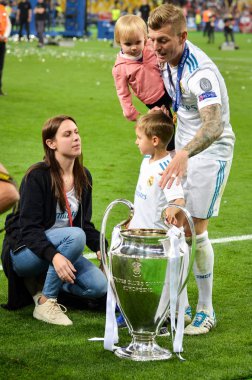 Kiev, Ukrayna - 26 Mayıs 2018: Toni Kroos aile Real Madrid Uefa Şampiyonlar Ligi 2018 arasında Real Madrid ve Liverpool, Ukrayna Kiev maçında son zafer kutlamak