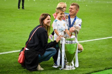 Kiev, Ukrayna - 26 Mayıs 2018: Toni Kroos aile Real Madrid Uefa Şampiyonlar Ligi 2018 arasında Real Madrid ve Liverpool, Ukrayna Kiev maçında son zafer kutlamak