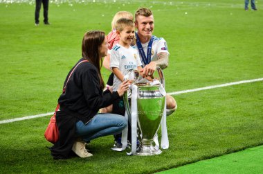 Kiev, Ukrayna - 26 Mayıs 2018: Toni Kroos aile Real Madrid Uefa Şampiyonlar Ligi 2018 arasında Real Madrid ve Liverpool, Ukrayna Kiev maçında son zafer kutlamak