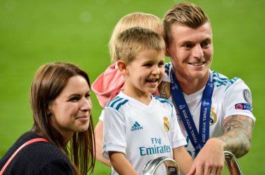 Kiev, Ukrayna - 26 Mayıs 2018: Toni Kroos aile Real Madrid Uefa Şampiyonlar Ligi 2018 arasında Real Madrid ve Liverpool, Ukrayna Kiev maçında son zafer kutlamak