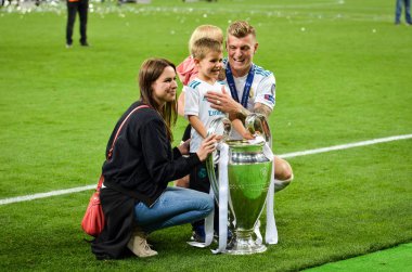 Kiev, Ukrayna - 26 Mayıs 2018: Toni Kroos aile Real Madrid Uefa Şampiyonlar Ligi 2018 arasında Real Madrid ve Liverpool, Ukrayna Kiev maçında son zafer kutlamak