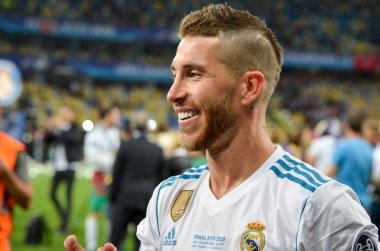Kiev, Ukrayna - 26 Mayıs 2018: Sergio Ramos ile oğlu Real Madrid Uefa Şampiyonlar Ligi 2018 arasında Real Madrid ve Liverpool, Ukrayna Kiev maçında son zafer kutlamak