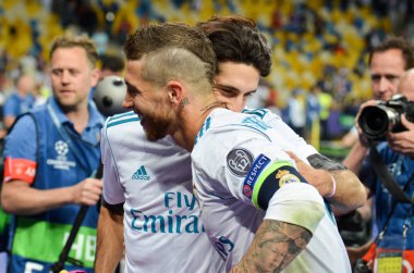 Kiev, Ukrayna - 26 Mayıs 2018: Jesus Vallejo ve Sergio Ramos Real Madrid Uefa Şampiyonlar Ligi 2018 Ukrayna Kiev maçında son zaferi kutlamak
