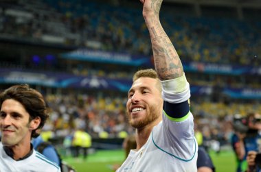 Kiev, Ukrayna - 26 Mayıs 2018: Jesus Vallejo ve Sergio Ramos Real Madrid Uefa Şampiyonlar Ligi 2018 Ukrayna Kiev maçında son zaferi kutlamak