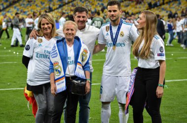Kiev, Ukrayna - 26 Mayıs 2018: Nacho Fernandez aile ile Uefa Şampiyonlar Ligi 2018 Ukrayna Kiev maçında son zaferi kutlamak