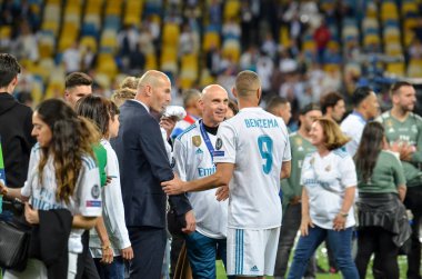 Kiev, Ukrayna - 26 Mayıs 2018: Zinedine Zidane ve Karim Benzema Real Madrid Uefa Şampiyonlar Ligi 2018 Ukrayna Kiev maçında son zaferi kutlamak
