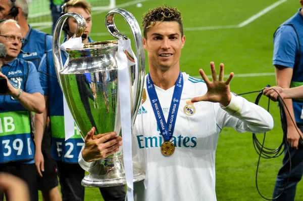 Kiev, Ukrayna - 26 Mayıs 2018: Cristiano Ronaldo onun el beş kazanılan Şampiyonlar Ligi Kupası Kiev, Ukrayna parmak gösterir