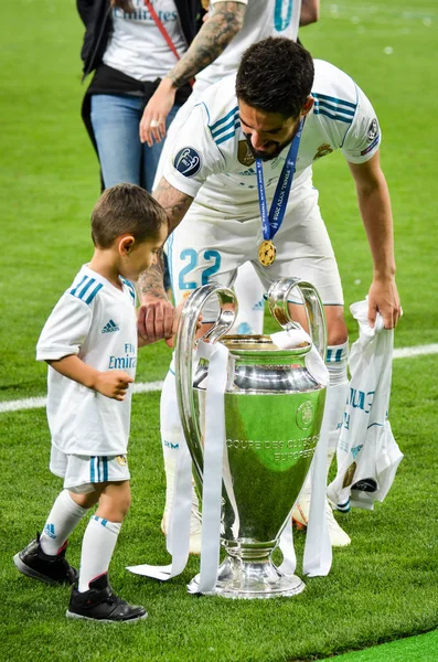 Kiev, Ukrayna - 26 Mayıs 2018: Çifleşme ve oğlu Uefa Şampiyonlar Ligi 2018 arasında Real Madrid ve Liverpool, Ukrayna Kiev maçında son zaferi kutlamak