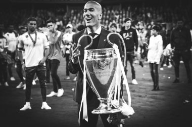 Kiev, Ukrayna - 26 Mayıs 2018: Zinedine Zidane Real Madrid Uefa Şampiyonlar Ligi 2018 arasında Real Madrid ve Liverpool, Ukrayna Kiev maçında son zaferi kutlamak