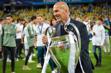 Kiev, Ukrayna - 26 Mayıs 2018: Zinedine Zidane Real Madrid Uefa Şampiyonlar Ligi 2018 arasında Real Madrid ve Liverpool, Ukrayna Kiev maçında son zaferi kutlamak