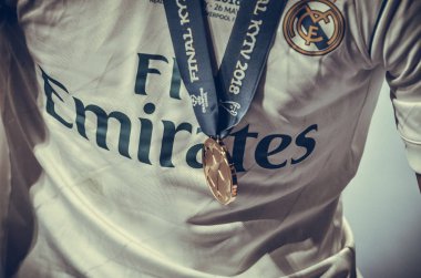 Kiev, Ukrayna - 26 Mayıs 2018: Uefa Şampiyonlar Ligi 2018 üzerinde bir T-shirt bir futbolcu Real Madrid, Ukrayna'nın altın madalya yakın çekim