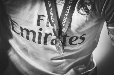 Kiev, Ukrayna - 26 Mayıs 2018: Uefa Şampiyonlar Ligi 2018 üzerinde bir T-shirt bir futbolcu Real Madrid, Ukrayna'nın altın madalya yakın çekim