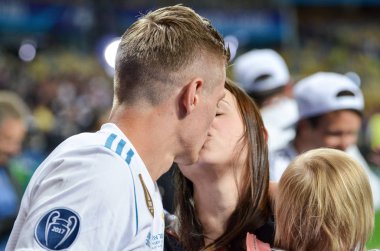 Kiev, Ukrayna - 26 Mayıs 2018: Tony Kroos Şampiyonlar Ligi finalinde 2018 yılında Kiev, Ukrayna kazandıktan sonra karısı Jessica Farber kisses