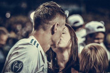 Kiev, Ukrayna - 26 Mayıs 2018: Tony Kroos Şampiyonlar Ligi finalinde 2018 yılında Kiev, Ukrayna kazandıktan sonra karısı Jessica Farber kisses