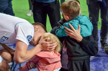Kiev, Ukrayna - 26 Mayıs 2018: Tony Kroos karısı Jessica Farber ve Şampiyonlar Ligi finalinde 2018 yılında Kiev, Ukrayna kazandıktan sonra çocukları ile