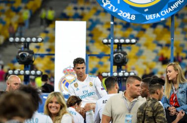 Kiev, Ukrayna - 26 Mayıs 2018: Cristiano Ronaldo sit yalnız ve üzgün Uefa Şampiyonlar Ligi 2018 arasında Real Madrid ve Liverpool, Ukrayna Kiev maçında finalinde zaferden sonra