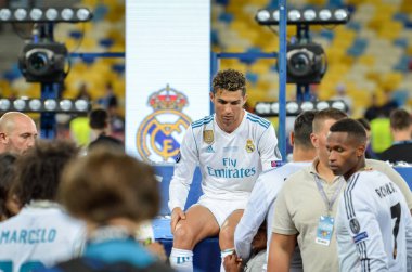 Kiev, Ukrayna - 26 Mayıs 2018: Cristiano Ronaldo sit yalnız ve üzgün Uefa Şampiyonlar Ligi 2018 arasında Real Madrid ve Liverpool, Ukrayna Kiev maçında finalinde zaferden sonra