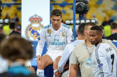 Kiev, Ukrayna - 26 Mayıs 2018: Cristiano Ronaldo sit yalnız ve üzgün Uefa Şampiyonlar Ligi 2018 arasında Real Madrid ve Liverpool, Ukrayna Kiev maçında finalinde zaferden sonra