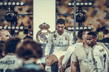Kiev, Ukrayna - 26 Mayıs 2018: Cristiano Ronaldo sit yalnız ve üzgün Uefa Şampiyonlar Ligi 2018 arasında Real Madrid ve Liverpool, Ukrayna Kiev maçında finalinde zaferden sonra