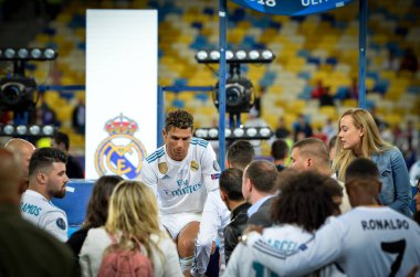 Kiev, Ukrayna - 26 Mayıs 2018: Cristiano Ronaldo sit yalnız ve üzgün Uefa Şampiyonlar Ligi 2018 arasında Real Madrid ve Liverpool, Ukrayna Kiev maçında finalinde zaferden sonra