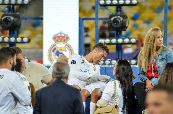 Kiev, Ukrayna - 26 Mayıs 2018: Cristiano Ronaldo Uefa Şampiyonlar Ligi 2018 arasında Real Madrid ve Liverpool, Ukrayna Kiev maçında finalinde zaferden sonra oğluyla