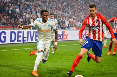 Lyon, Fransa - 16 Mayıs, 2018: Lucas Hernandez (R) arada Atletico Madrid vs Olimpik Marsilya Groupama Stadyumu, Fransa final Uefa Avrupa Ligi maçı sırasında Bouna Sarr (L) karşı