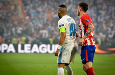 Lyon, Fransa - 16 Mayıs, 2018: Saul Niguez arada Atletico Madrid vs Olimpik Marsilya Groupama Stadyumu, Fransa final Uefa Avrupa Ligi maçı sırasında Dimitri Payet (L) karşı