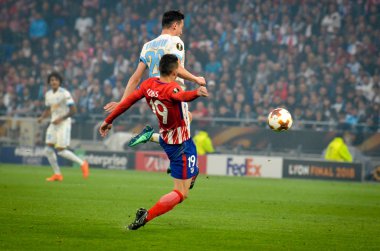 Lyon, Fransa - 16 Mayıs, 2018: Florian Thauvin arada Atletico Madrid vs Olimpik Marsilya Groupama Stadyumu, Fransa final Uefa Avrupa Ligi maçı sırasında karşı Lucas Hernandez (kırmızı)