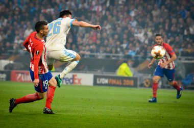 Lyon, Fransa - 16 Mayıs, 2018: Florian Thauvin arada Atletico Madrid vs Olimpik Marsilya Groupama Stadyumu, Fransa final Uefa Avrupa Ligi maçı sırasında karşı Lucas Hernandez (kırmızı)