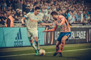 Lyon, Fransa - 16 Mayıs, 2018: Florian Thauvin Lucas Hernandez Atletico Madrid vs Groupama Stadyumu, Fransa Olimpik Marsilya arasında final Uefa Avrupa Ligi maçı sırasında karşı