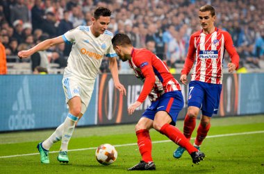 Lyon, Fransa - 16 Mayıs, 2018: Florian Thauvin Lucas Hernandez Atletico Madrid vs Groupama Stadyumu, Fransa Olimpik Marsilya arasında final Uefa Avrupa Ligi maçı sırasında karşı