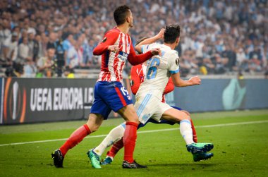 Lyon, Fransa - 16 Mayıs, 2018: Florian Thauvin Lucas Hernandez Atletico Madrid vs Groupama Stadyumu, Fransa Olimpik Marsilya arasında final Uefa Avrupa Ligi maçı sırasında karşı