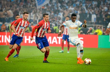 Lyon, Fransa - 16 Mayıs, 2018: Lucas Hernandez (L) Bouna Sarr Atletico Madrid vs Groupama Stadyumu, Fransa Olimpik Marsilya arasında final Uefa Avrupa Ligi maçı sırasında karşı