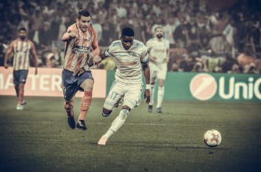 Lyon, Fransa - 16 Mayıs, 2018: Lucas Hernandez (L) Bouna Sarr Atletico Madrid vs Groupama Stadyumu, Fransa Olimpik Marsilya arasında final Uefa Avrupa Ligi maçı sırasında karşı