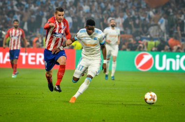 Lyon, Fransa - 16 Mayıs, 2018: Lucas Hernandez (L) Bouna Sarr Atletico Madrid vs Groupama Stadyumu, Fransa Olimpik Marsilya arasında final Uefa Avrupa Ligi maçı sırasında karşı