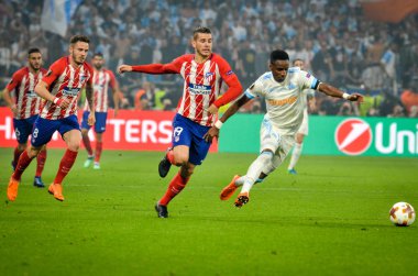 Lyon, Fransa - 16 Mayıs, 2018: Lucas Hernandez (L) Bouna Sarr Atletico Madrid vs Groupama Stadyumu, Fransa Olimpik Marsilya arasında final Uefa Avrupa Ligi maçı sırasında karşı
