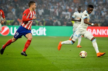 Lyon, Fransa - 16 Mayıs, 2018: Lucas Hernandez (L) Bouna Sarr Atletico Madrid vs Groupama Stadyumu, Fransa Olimpik Marsilya arasında final Uefa Avrupa Ligi maçı sırasında karşı