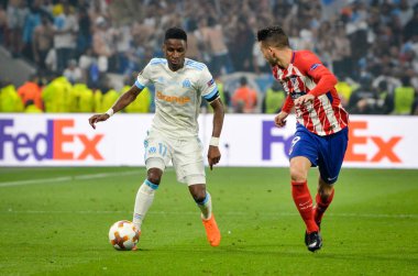 Lyon, Fransa - 16 Mayıs, 2018: Bouna Sarr Lucas Hernandez (R) arada Atletico Madrid vs Olimpik Marsilya Groupama Stadyumu, Fransa final Uefa Avrupa Ligi maçı sırasında karşı