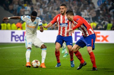 Lyon, Fransa - 16 Mayıs, 2018: Bouna Sarr Lucas Hernandez (R) arada Atletico Madrid vs Olimpik Marsilya Groupama Stadyumu, Fransa final Uefa Avrupa Ligi maçı sırasında karşı