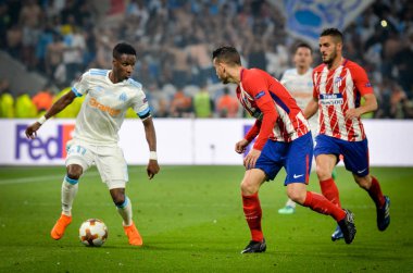 Lyon, Fransa - 16 Mayıs, 2018: Bouna Sarr Lucas Hernandez (R) arada Atletico Madrid vs Olimpik Marsilya Groupama Stadyumu, Fransa final Uefa Avrupa Ligi maçı sırasında karşı