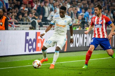 Lyon, Fransa - 16 Mayıs, 2018: Bouna Sarr Gabi(R) arada Atletico Madrid vs Olimpik Marsilya Groupama Stadyumu, Fransa final Uefa Avrupa Ligi maçı sırasında karşı