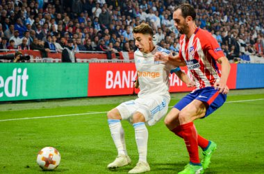 Lyon, Fransa - 16 Mayıs, 2018: Maxime Lopez Atletico Madrid vs Groupama Stadyumu, Fransa Olimpik Marsilya arasında final Uefa Avrupa Ligi maçı sırasında karşı Diego Godin (R)